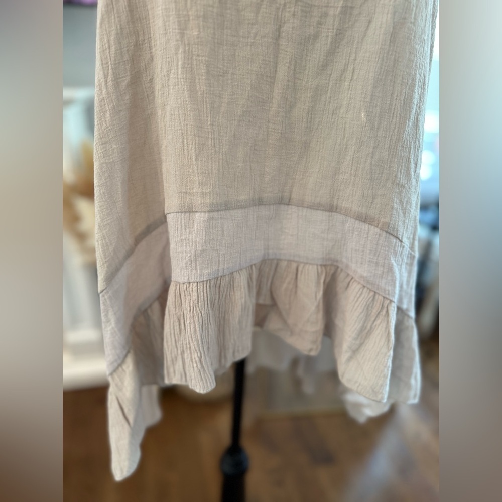 MISSLOOK Light Gray/Beige Ruffle Hem Top - Picture 2 of 6